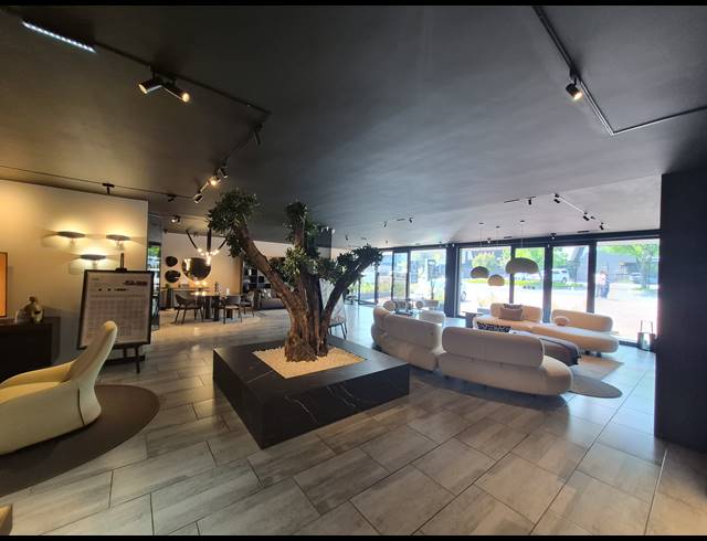 980M² SHOWROOM TO LET IN KRAMERVILLE